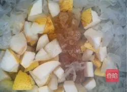 Illustration of how to make rock sugar, white fungus and pear soup 6