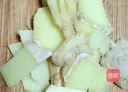 Illustration of how to make white crucian carp soup with fresh mushroom milk 7