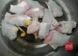 Illustration of how to make Angelica and Yangtuo Soup 4