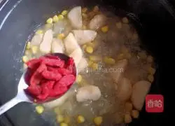 Illustration of how to make wolfberry and water chestnut corn syrup 10