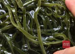 Illustration of how to make cold kelp shreds 2