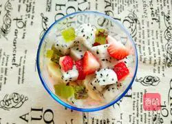Illustration of how to make fresh fruit oatmeal yogurt cup 5