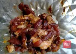 Illustration of how to make fried shredded pork with garlic moss 2