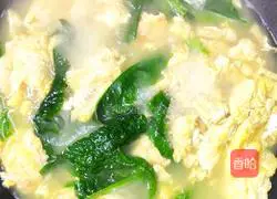 Illustration of how to make lettuce leaves and egg soup 6
