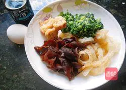 Illustration of how to make pickled cabbage, belly and egg soup 1