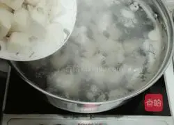 Illustration of how to make kudzu and pork bone soup 6