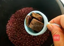 Illustration of how to make brown sugar, red bean and glutinous rice balls 10