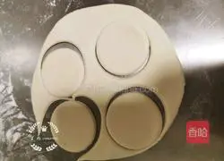 Illustration of how to make bird steamed buns 2