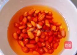 Illustration of how to make peanut soy milk 1