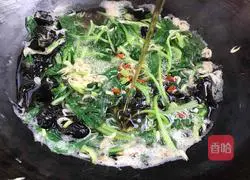 Illustration of making fungus and shrimp skin soup 12