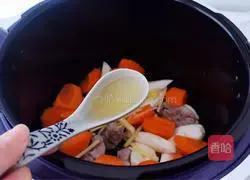 Illustration of how to make pork ribs, yam and carrot soup 7