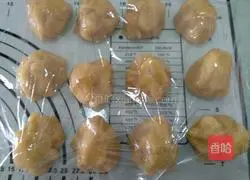 Illustration of how to make egg yolk and bean paste mooncakes 6