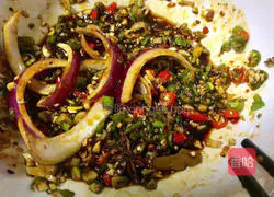 Illustration of Sichuan Style Double Pepper Spicy Pickled Chicken Feet 11