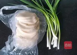 Illustration of how to make scallion pancakes (dumpling skin version) 1