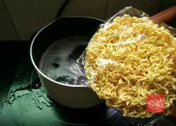 Illustration of how to make egg cheese ramen 5
