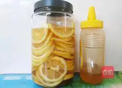Illustration of how to make lemon honey water 6