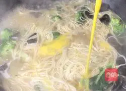 Illustration of how to make fungus noodle soup 7