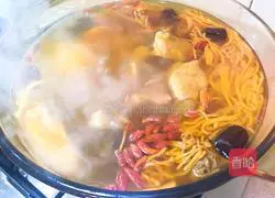 Sichuan - Illustration of how to stew native chicken with cordyceps flowers 8