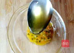 Illustration of how to make passion fruit juice 4