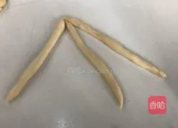 Illustration of how to make steamed bread (three braids and three buttons) 5