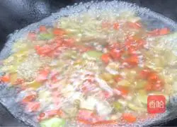 Illustration of how to stir-fry diced ham with colorful vegetables 7