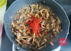 Illustration of how to make pickled cabbage and shredded pork noodles 7