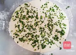 Illustration of how to make thousand-layer green onion pot steamed buns 9