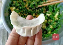 Illustration of how to make leek, shrimp skin and egg dumplings 11