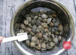 Illustration of how to make clam and luffa soup 2