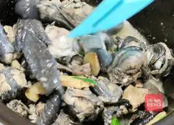 Illustration of how to make fragrant black-bone chicken soup 4