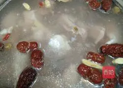 Illustration of how to make nourishing chicken soup 3