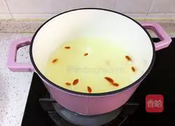 Illustration of how to make wolfberry and white fungus soup 6