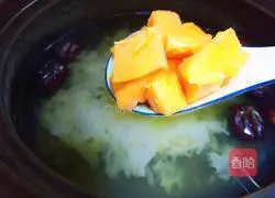 Illustration of how to make red dates, papaya and white fungus stewed 7