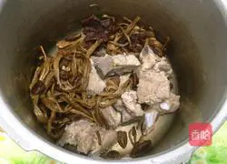 Illustration of how to make tea tree mushroom pork ribs soup 3