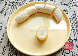 Illustration of how to make banana milkshake 1