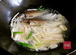 Illustration of cooking crucian carp with enoki mushrooms 7