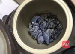 Illustration of making black-bone chicken soup with red dates, wolfberry, dangshen and dangshen 6