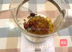 Illustration of how to make longan, red dates, peach gum syrup 2