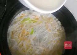 Illustration of how to make shredded radish and egg soup 9