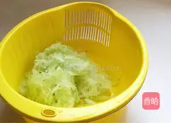 Illustration of how to make winter melon and pork stuffed dumplings to remove moisture in summer 3