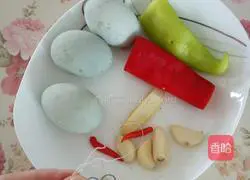 Illustration of how to make double pepper preserved eggs 1