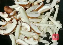 Illustration of how to make mushroom, seaweed and egg drop soup 9