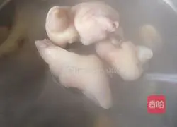 Lotus root and pig trotters soup recipe 3