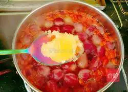 Illustration of how to make healthy red grape wolfberry soup 9