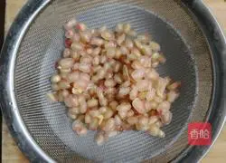 Illustration of how to make pomegranate sparkling cocktail 10