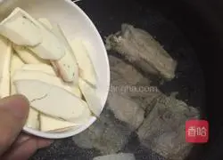 Yam Illustration of how to make wolfberry bone soup 8