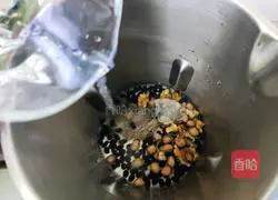 Illustration of how to make black bean, walnut and peanut drink 6