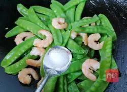 Illustration of how to make fried snow peas with shrimps 4