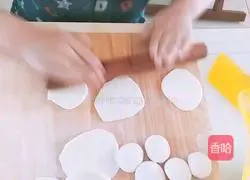 Illustration of how to make dumplings stuffed with shepherd's purse and tofu stuffing 6