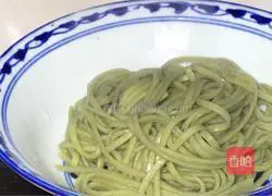 Illustration of how to make green pepper, egg and kelp noodles 6